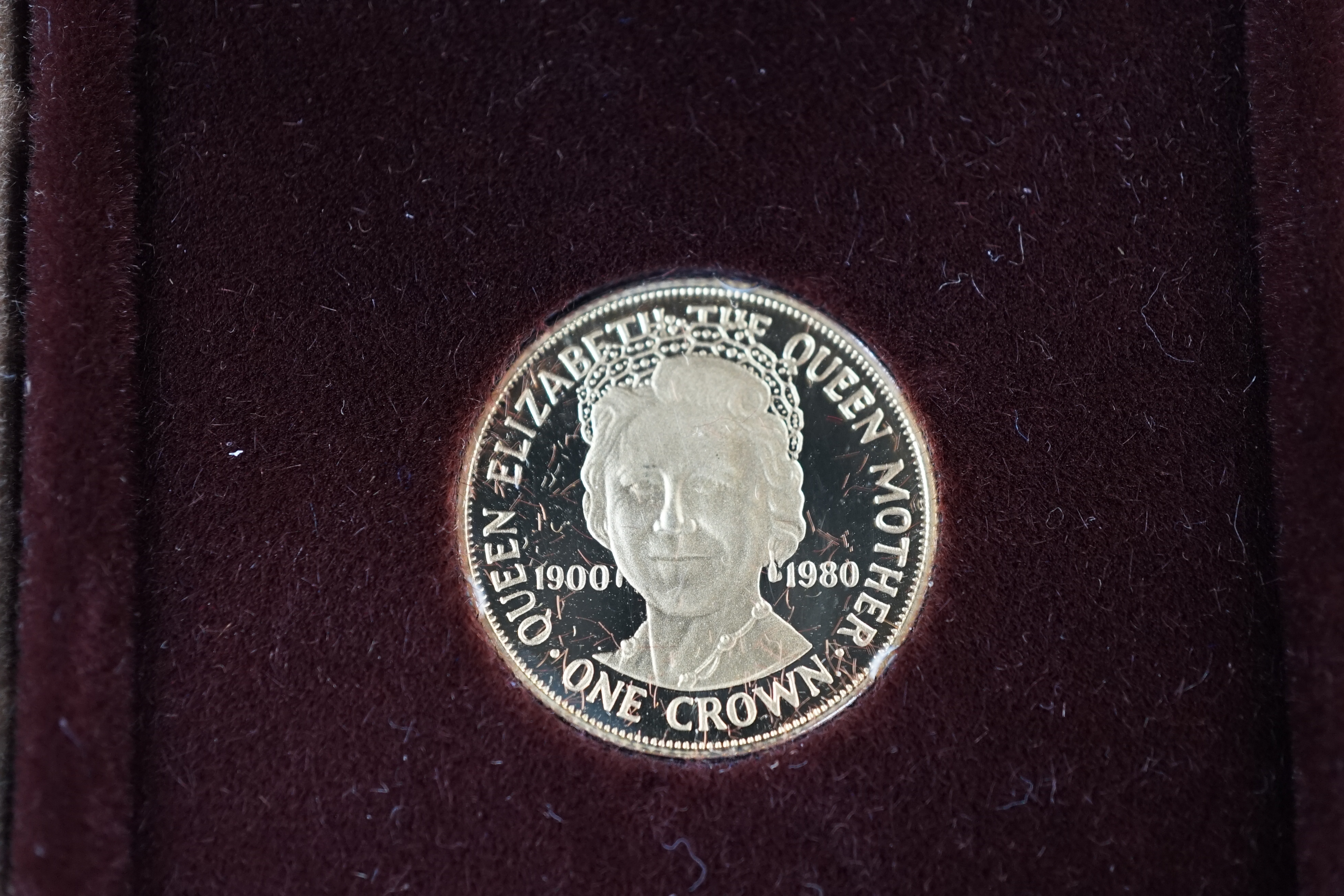 Gold coins, Isle of man, 22 carat gold Queen Mother crown, 1980, in case of issue with Pobjoy Mint certificate
